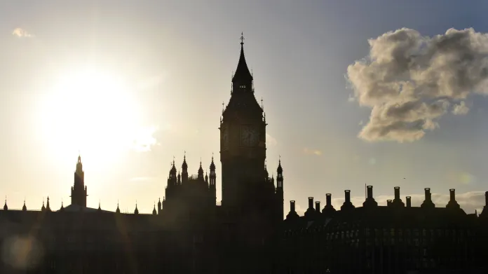 Britský parlament s hodinovou věží Big Ben