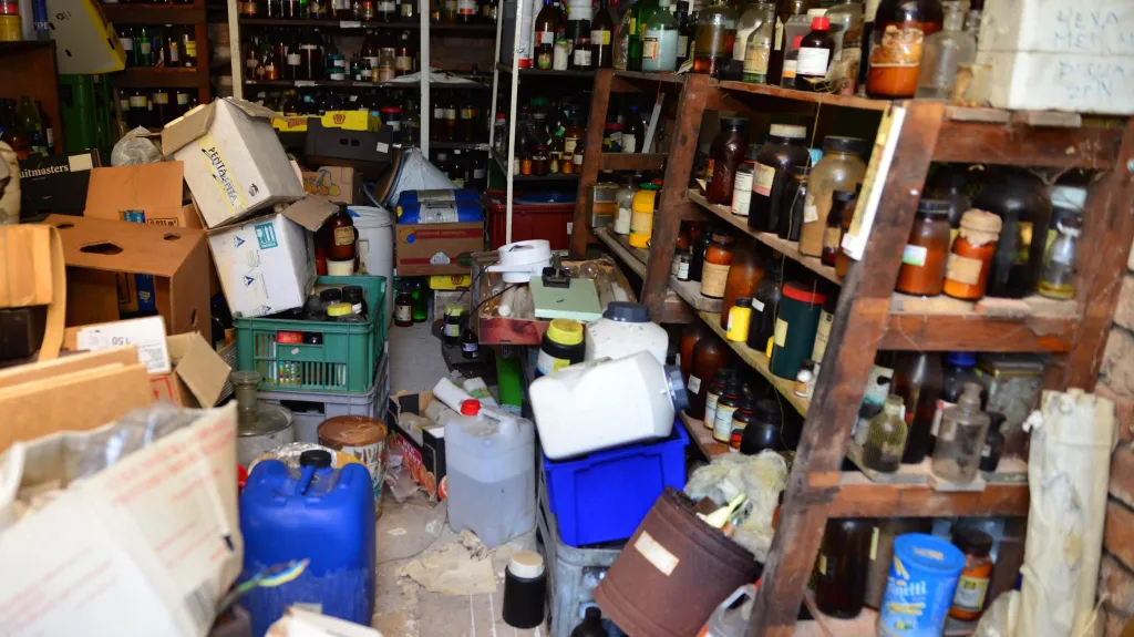 V rodinném domě objevili hasiči až 4 tuny chemikálií