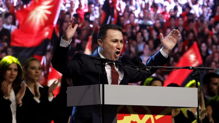 Premiér Gruevski hovoří k účastníkům provládní demonstrace