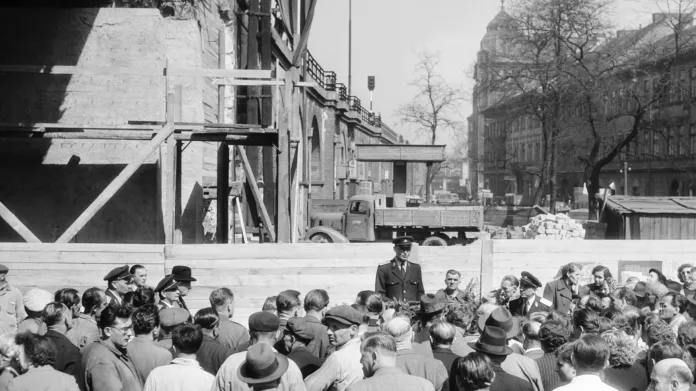 Otevření nového přemostění Křižíkovy ulice v roce 1955