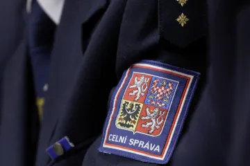 Jedenáct celníků pomáhalo svou nedůsledností lihové mafii, tvrdí kriminalisté