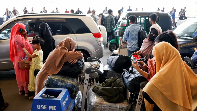 Lidé kvůli zrušeným letům čekají na letišti v Dháce v Bangladéši