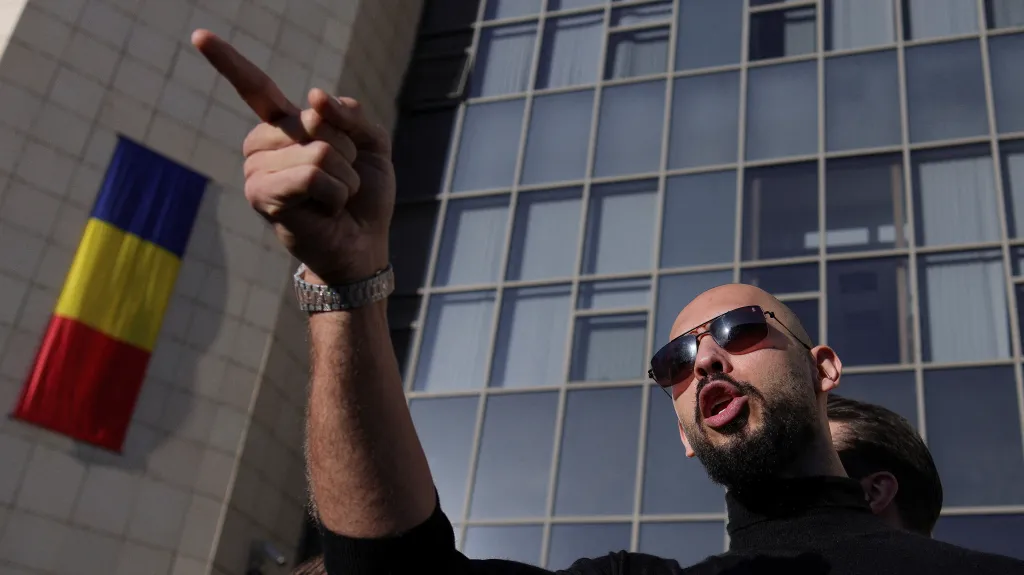 Andrew Tate před soudem v Bukurešti (leden 2025)