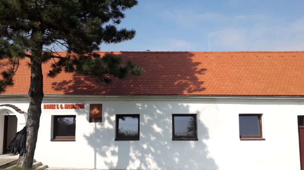Střecha domku T. G. Masaryka září novotou