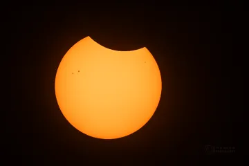 Měsíc ukusoval pětinu Slunce. Další takové zatmění u nás bude až v roce 2179