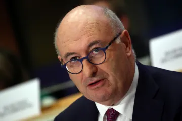 Eurokomisař pro obchod Hogan končí, porušil koronavirová opatření