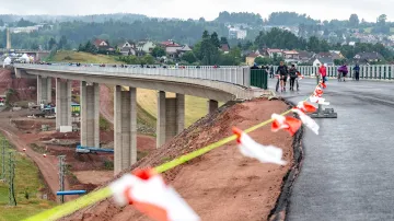 Lidé se procházejí po dokončovaném obchvatu Nové Paky v Den otevřené silnice (12. července 2025)