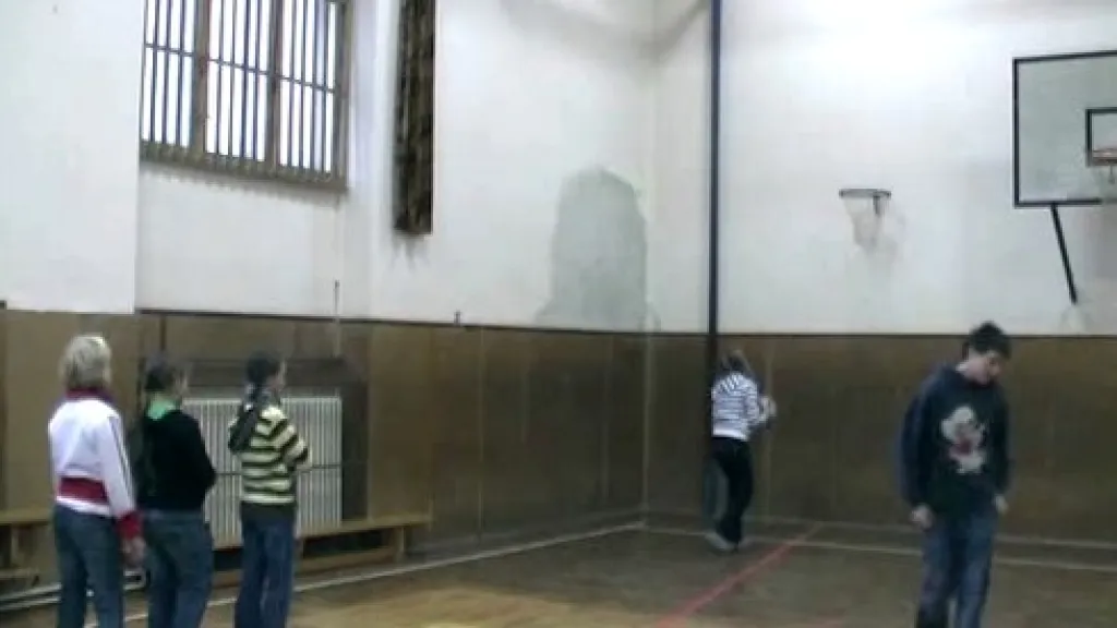 Žáci zkoušejí dovednosti v basketbalu