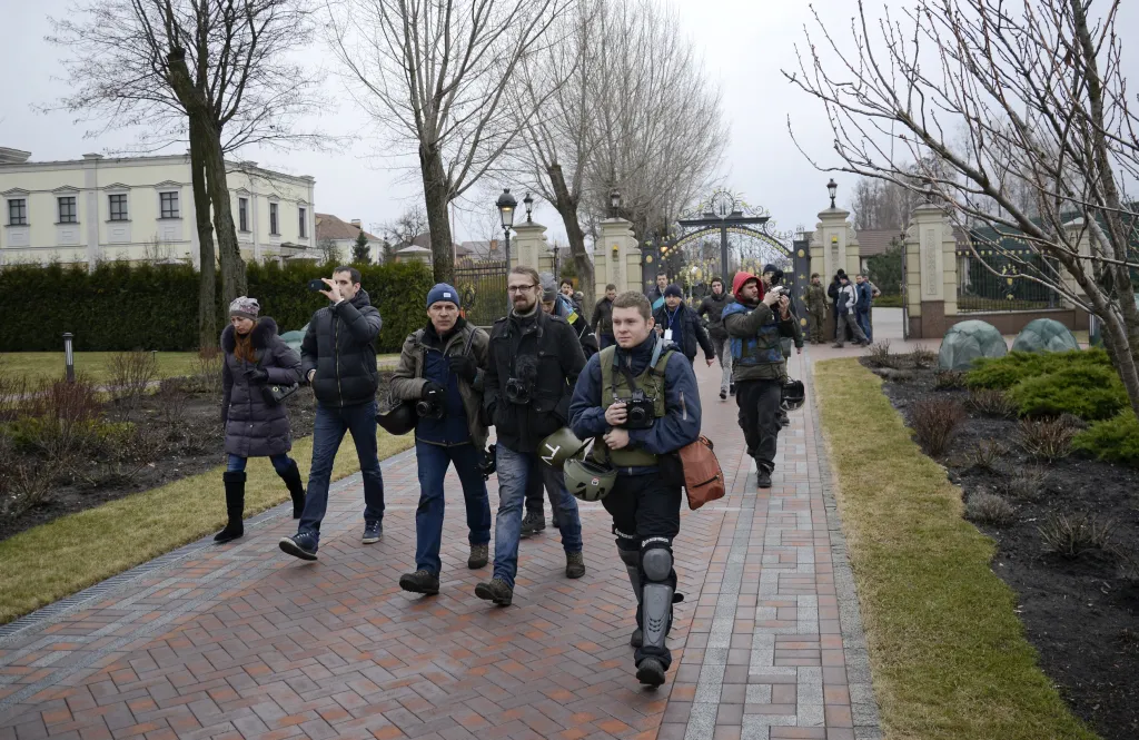 Demonstranti z Majdanu a obyvatelé Kyjeva vchází do opuštěné rezidence Mežyhirja