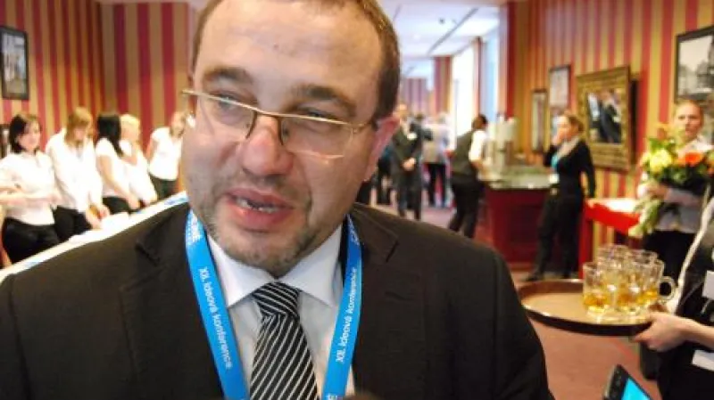 Ministr školství Josef Dobeš (VV)