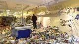 Obchod poškozený při demonstracích v Hamburku