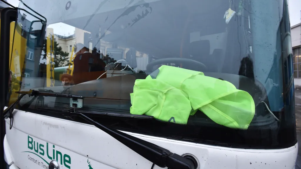 Řidiči zejména v Libereckém kraji přišli do práce v reflexních vestách. Protestují tak proti nízkým mzdám a podmínkám veřejných soutěží