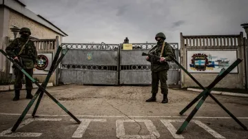 Ruští vojáci střeží základnu na Krymu