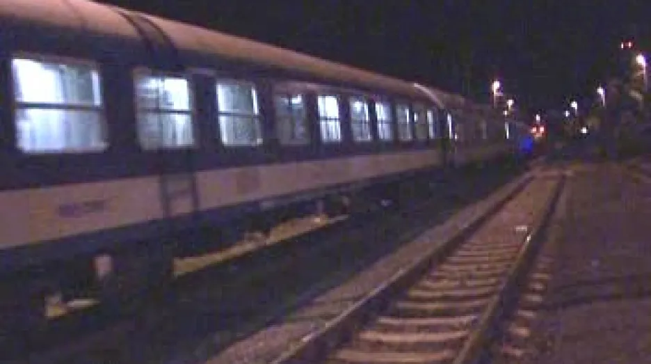 Vlak projíždí po opravené trati ve Studénce