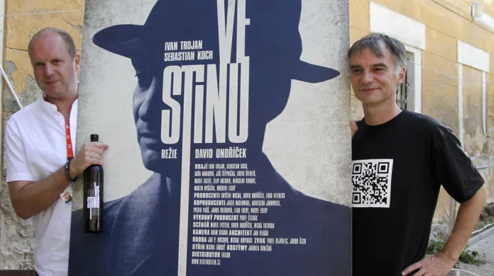 David Ondříček a Ivan Trojan s plakátem filmu Ve stínu