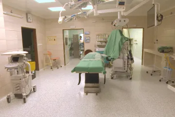 Většina nemocnic přes léto omezuje péči