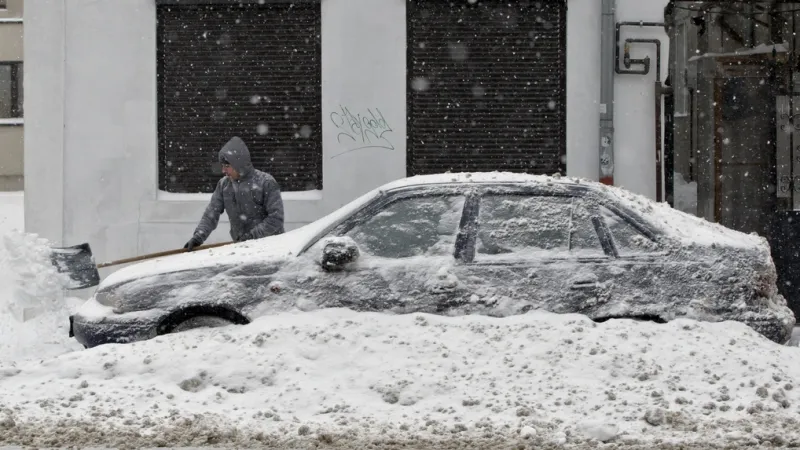 Jihovýchod Evropy se potýká s návaly sněhu a silným mrazem