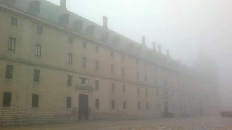 El Escorial tajuplně vystupující z mlhy