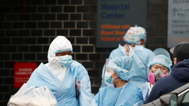 Zdravotníci v newyorské nemocnici Elmhurst