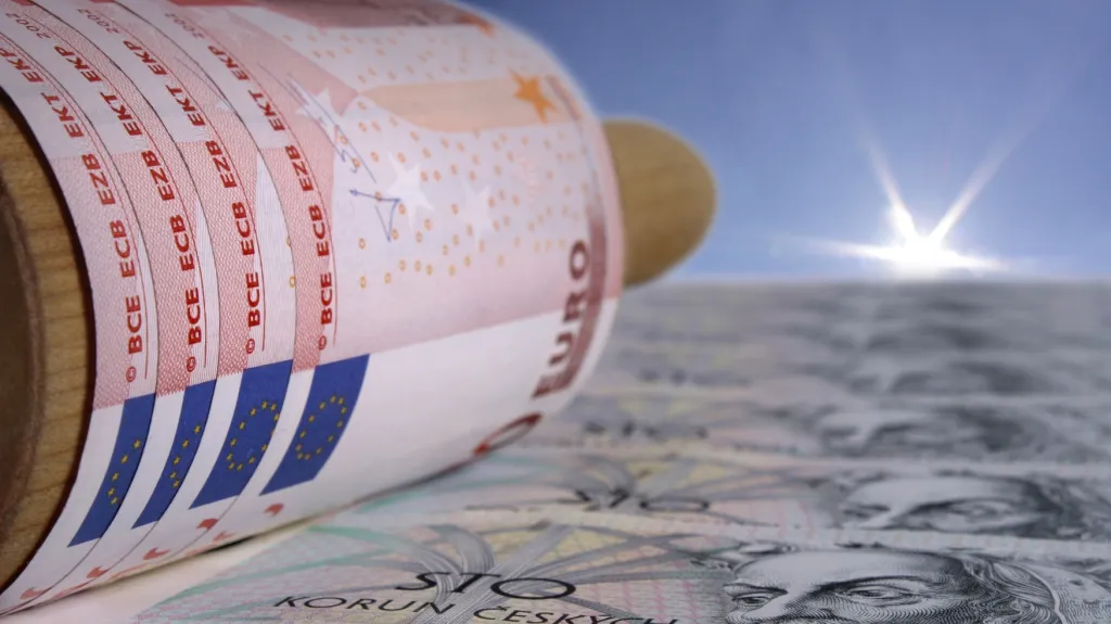 Euro válcuje českou korunu
