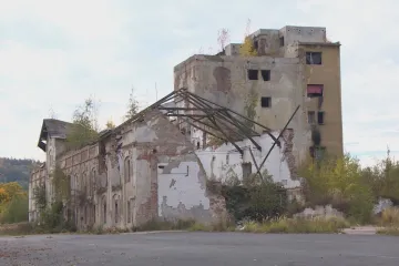 Bývalý pivovar v Karlových Varech se stal útočištěm bezdomovců, investor ho začne bourat po Novém roce