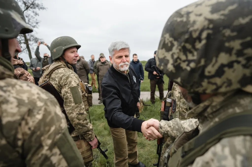 V rámci cesty na Ukrajinu se prezident Pavel setkal i s ukrajinskými vojáky
