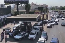 Ceny benzinu se v Libanonu ztrojnásobily. Krizi využívá hnutí Hizballáh