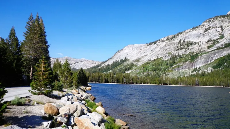 Jezera na cestě do Yosemitského národního parku