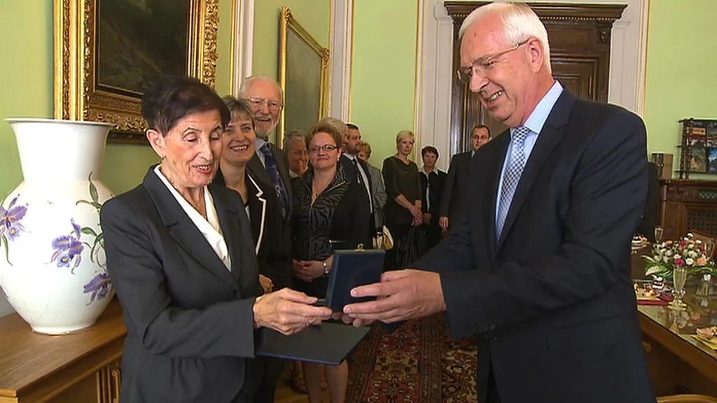 Jaroslava Folbergrová přebírá medaili Jana Evangelisty Purkyně