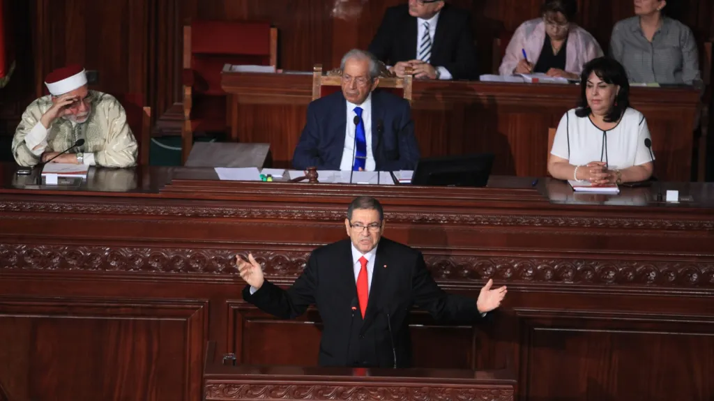 Premiér Habíb Síd (v popředí) pronáší projev před hlasováním o nedůvěře