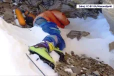 Oteplování odkrývá těla horolezců, které Mount Everest přemohl