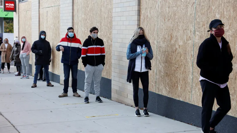 Američané dodržují rozestupy během čekání na vstup do volební místnosti ve Filadelfii