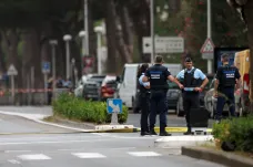 Výbuch před francouzskou synagogou zničil auta a zranil policistu