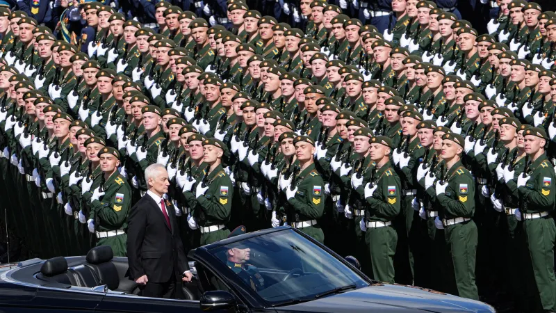 Ruský ministr obrany Andrej Bělousov během vojenské přehlídky na Rudém náměstí v Moskvě 9. 5. 2025 u příležitosti 80. výročí konce druhé světové války