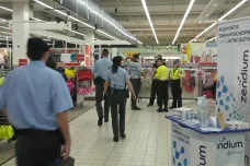 Vražda v nákupním centru: Inspekce obvinila dva policisty