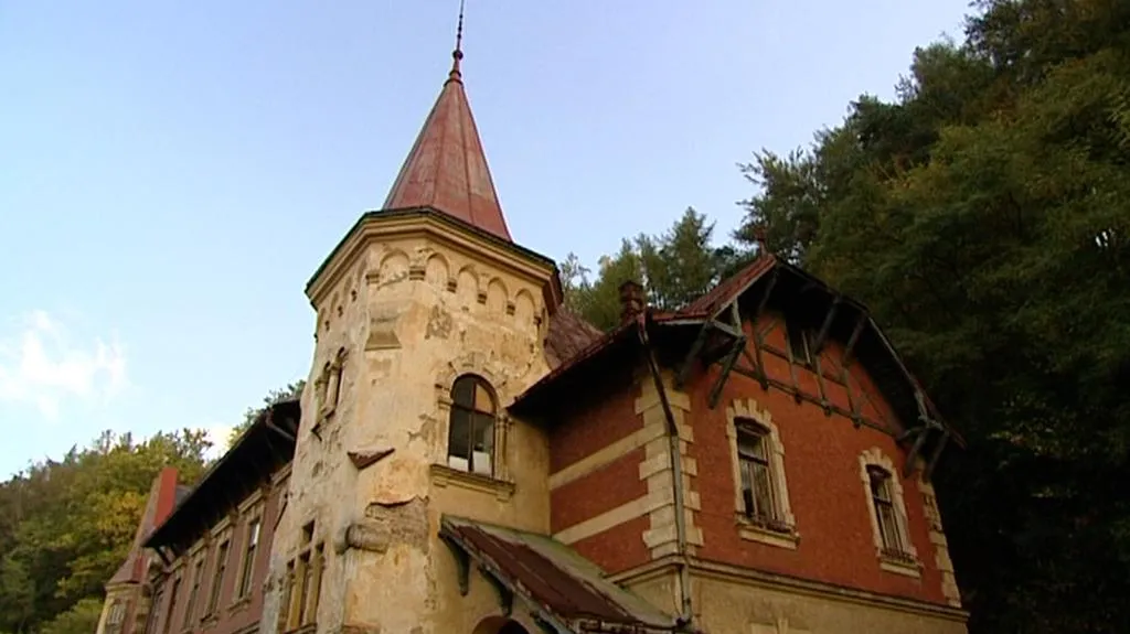 Zchátralé lázně Kyselka