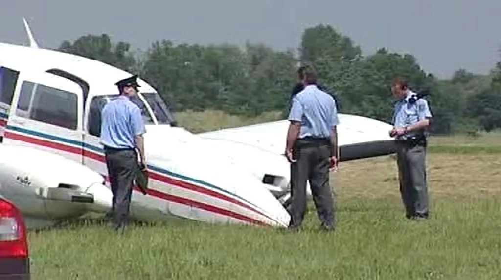 Na hradeckém letišti muselo nouzově přistát malé letadlo