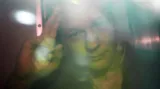 Julian Assange zdraví z policejního vozu