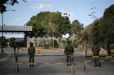 Elektrošoky, dušení. Venezuelský poručík zveřejnil videa z vězení, kde Madurův režim mučí vojáky