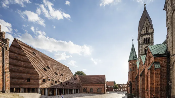 Mezi pět finalistů soutěže se probojoval například citlivý přístup k historickému dědictví, který prokázalo dánské studio Lundgaard & Tranberg Architects při úpravách středověké katedrály Kannikegården v Ribe - nejstarším městě v Dánsku.