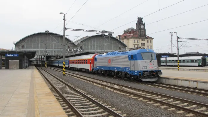 Lokomotiva 380 (Škoda 109E) v čele expresního vlaku