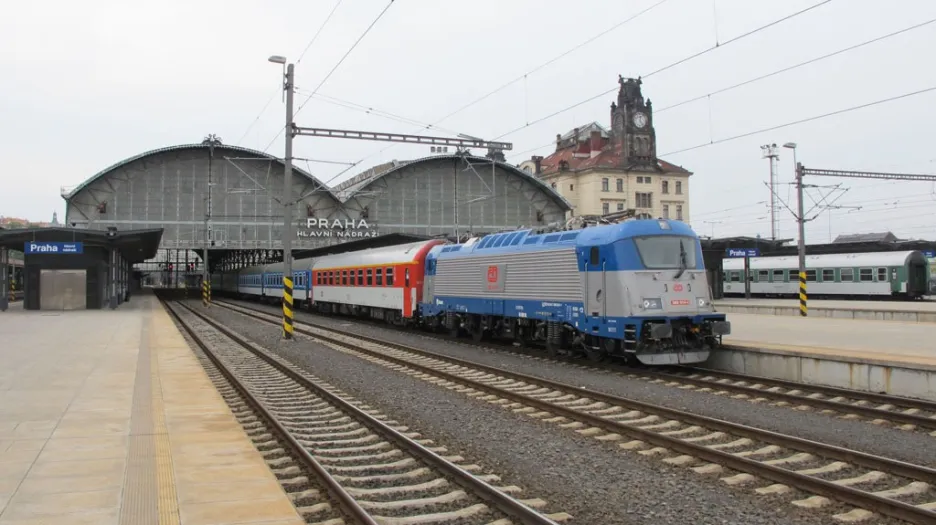 Lokomotiva 380 (Škoda 109E) v čele expresního vlaku