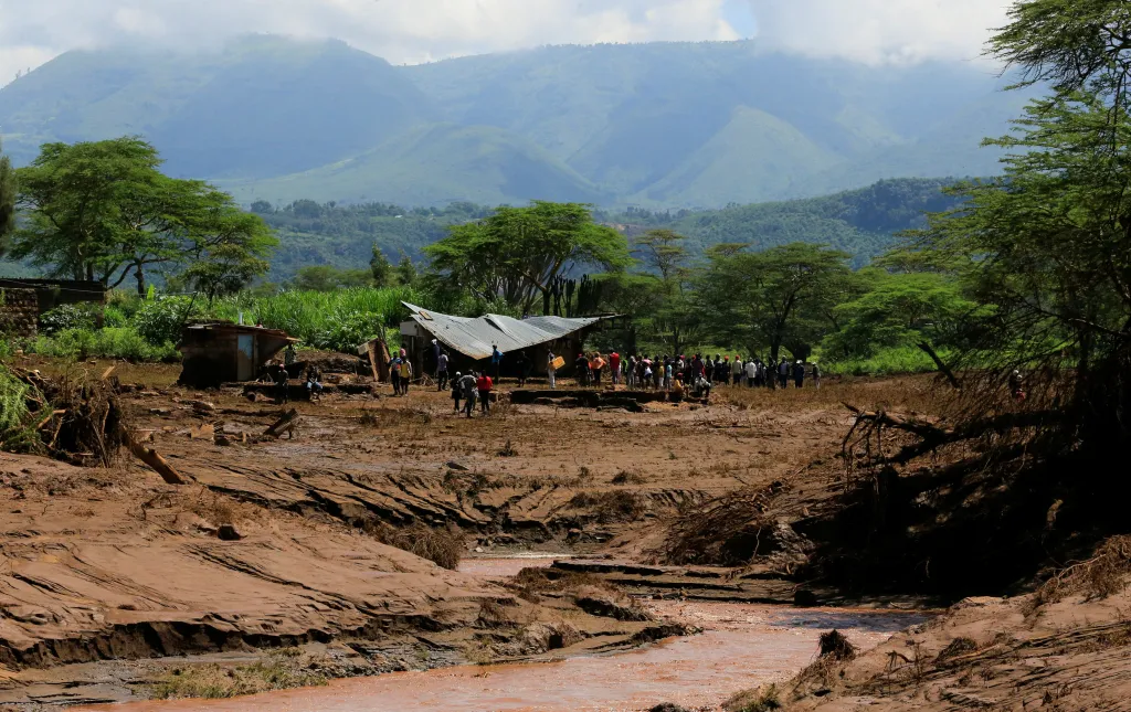 Obyvatelé se shromažďují u trosek domů a hledají lidi po bleskových záplavách, které po prudkých deštích ve vesnici Kamuchiri v Keni zničily několik domů