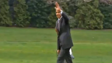 Barack Obama na trávníku před Bílým domem