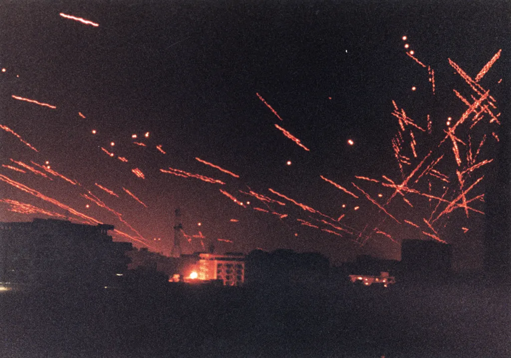Protiletadlové světlice nad Bagdádem v den zahájení operace Pouštní bouře a amerického bombardování Iráku 17. ledna 1991