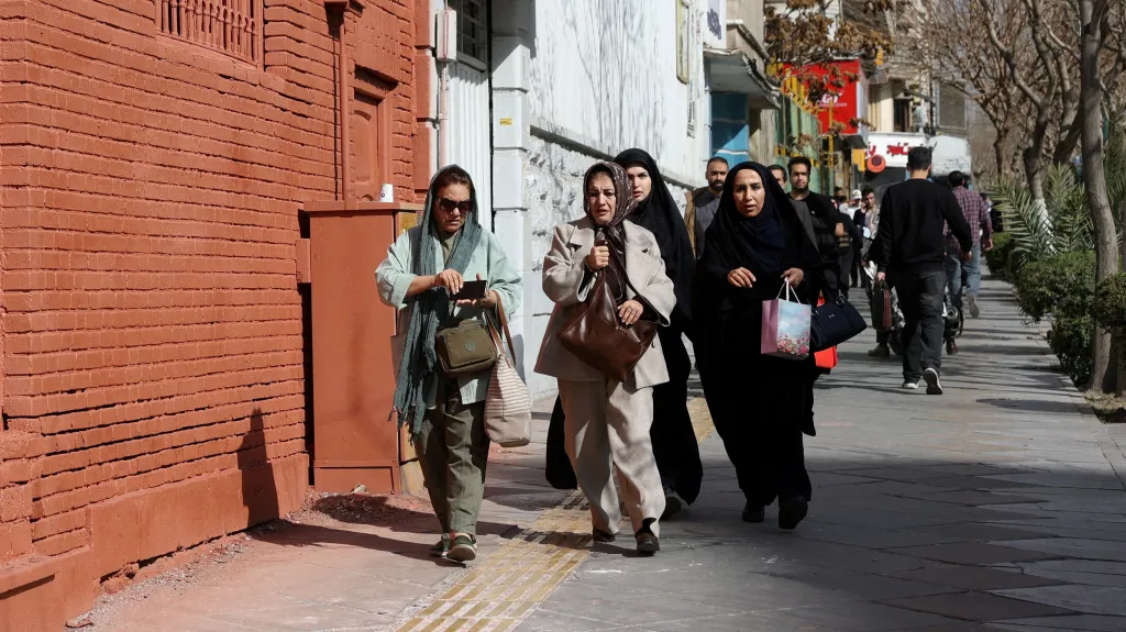 Lidé utíkají do úkrytu po výbuchu v Teheránu poté, co Izrael oznámil, že zahájil preventivní útok