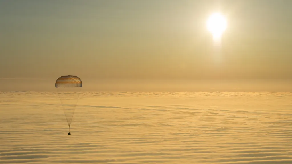 Trojice kosmonautů dokončila misi a je zpět na Zemi