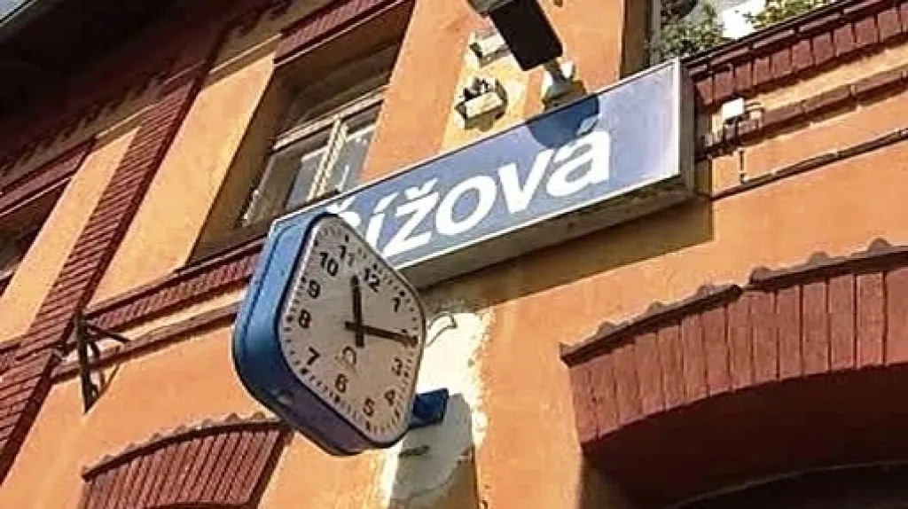 Uzavřená nádražní budova v obci Čížová
