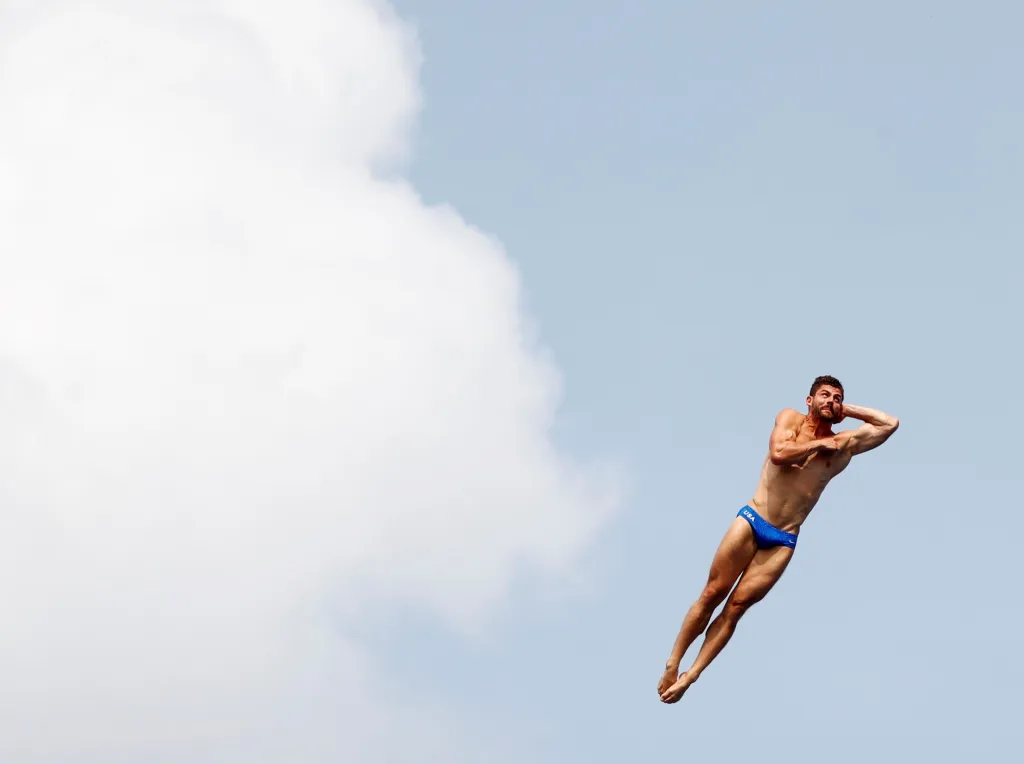 Není to socha letící vzduchem, ale skokan do vody, který řídí svůj 27 metrů dlouhý pád na hrách v jihokorejském Kwangdžu