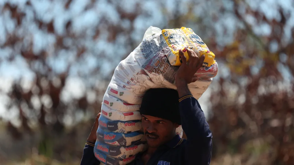 Venezuelan se snaží přes hranici přenést potraviny ze sousední Brazílie